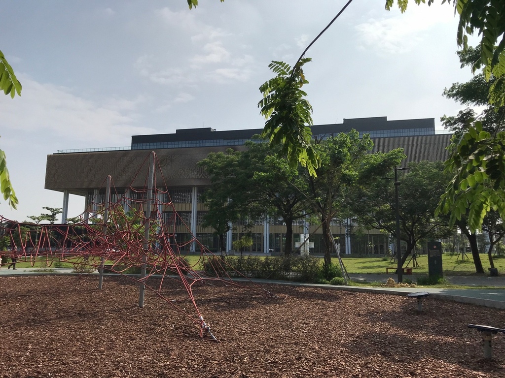 從 「 閱之森 」兒童公園的視角,望向這座大樹般的圖書館。