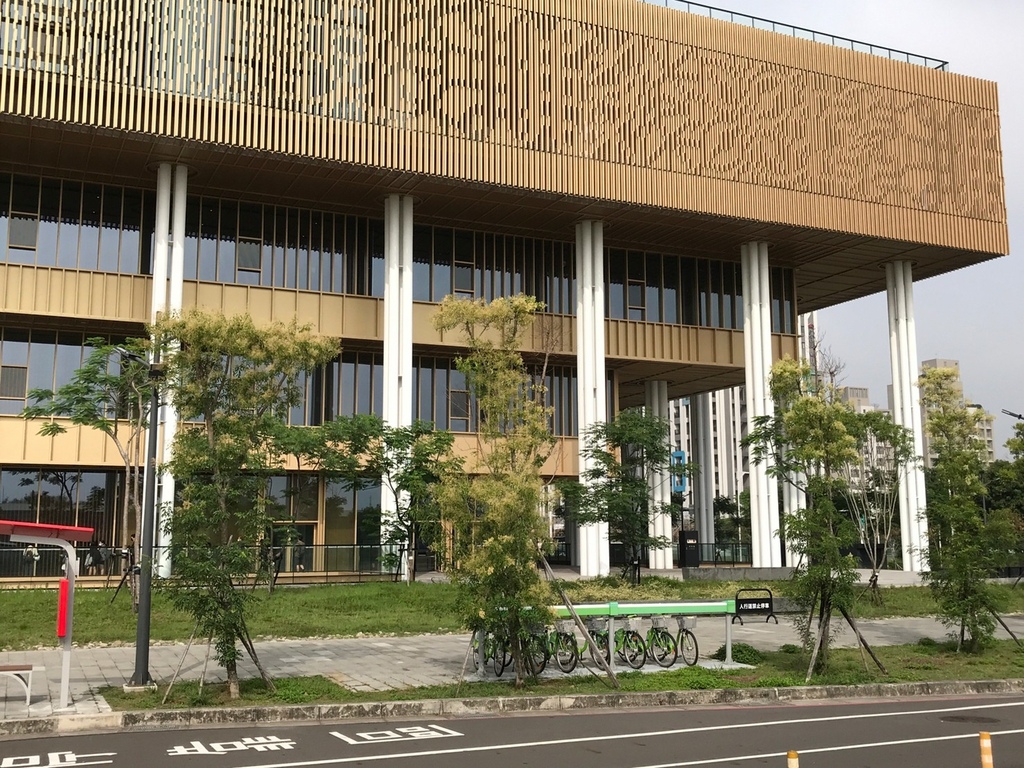 圖書館附近多為新社區,離其他景點也頗遠,遊客與其等公車,騎T bike四處逛,也是個不錯的選項。