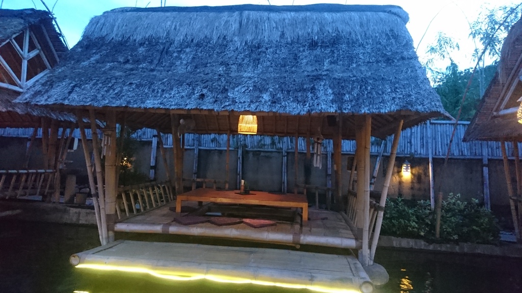 以稻草(不之下雨時,會不會漏水阿)為屋頂、竹子搭建的發呆亭,桌子底下是裸空的喔,腿長一點還可直接泡在水裡,邊吃飯、邊消暑阿。