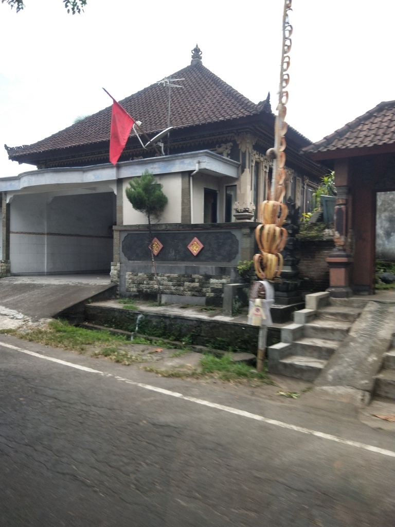 以竹子搭建的祭祀台,還有祈福燈篙