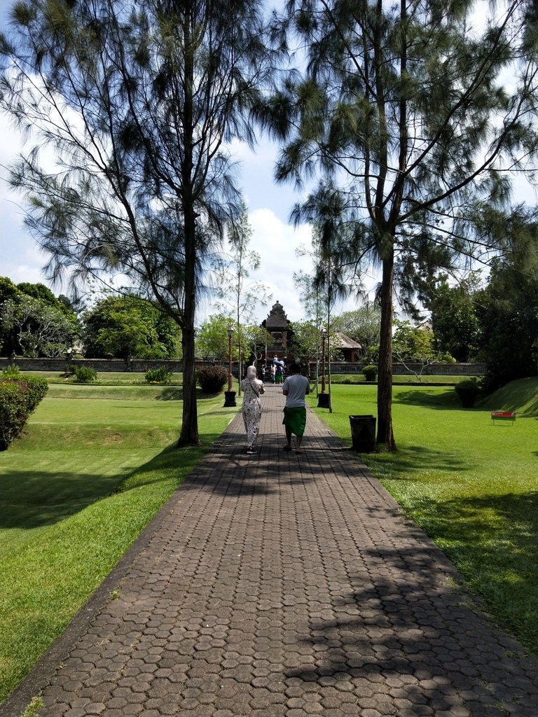 在前往神殿的路途上,會先經過美麗的皇家後花園(Taman Ayun意思是美麗的花園)。姊妹們,開拍囉...