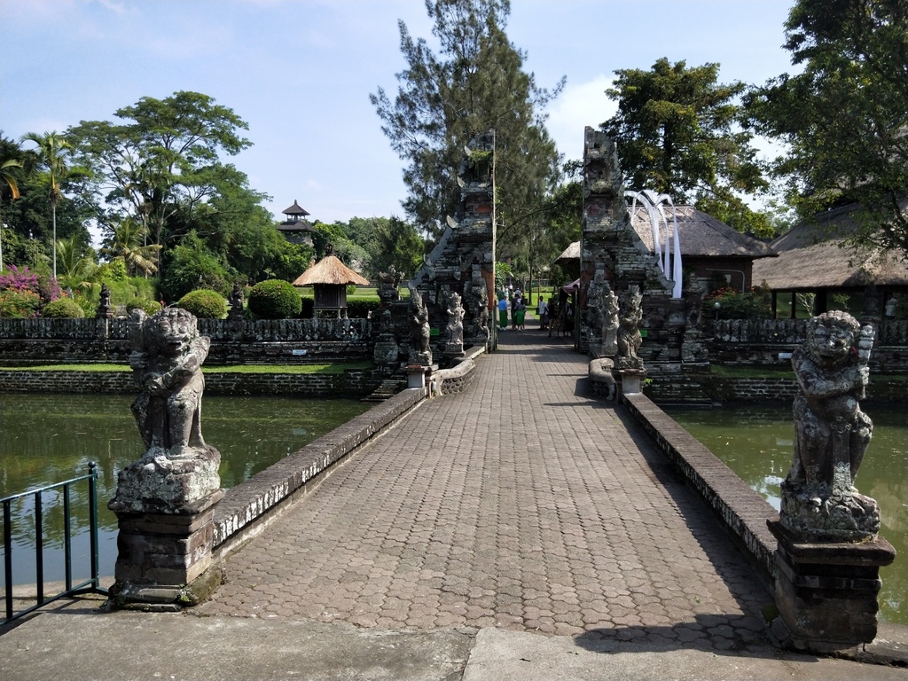 走過這座護城橋,進去就是阿韻花園神廟售票處,同時也可租借沙龍
