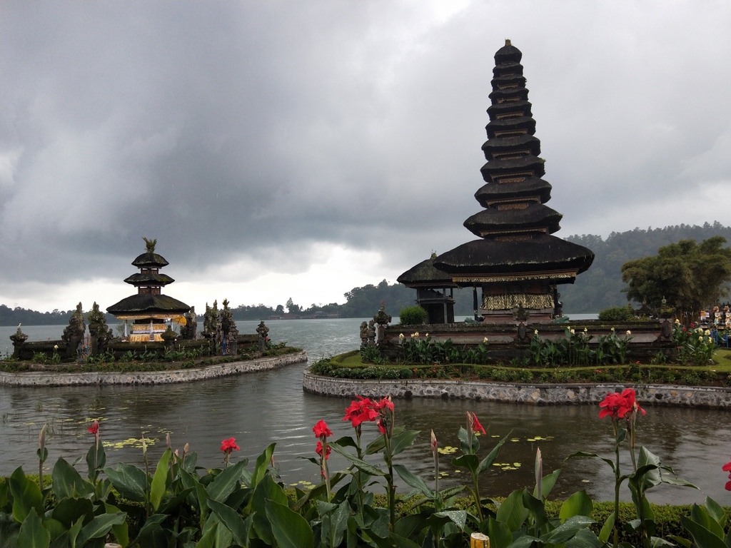 湖水上漲,廟就佇立在水中,有 「湖上的峇厘寺 」 之稱 。