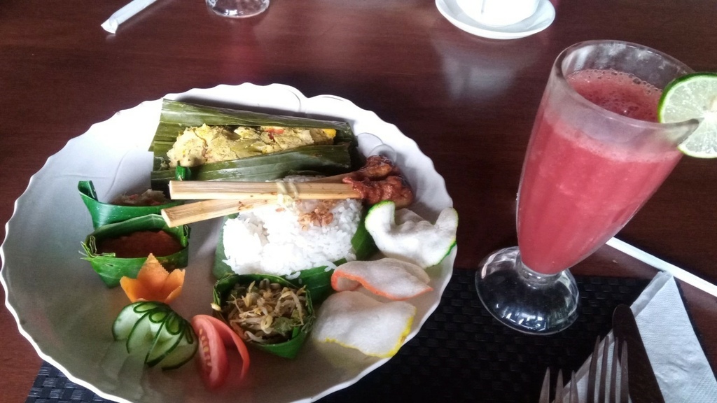 峇厘島傳統美食(還是用葉子包裹著食物),配上一杯現榨的西瓜汁,清涼退火阿。