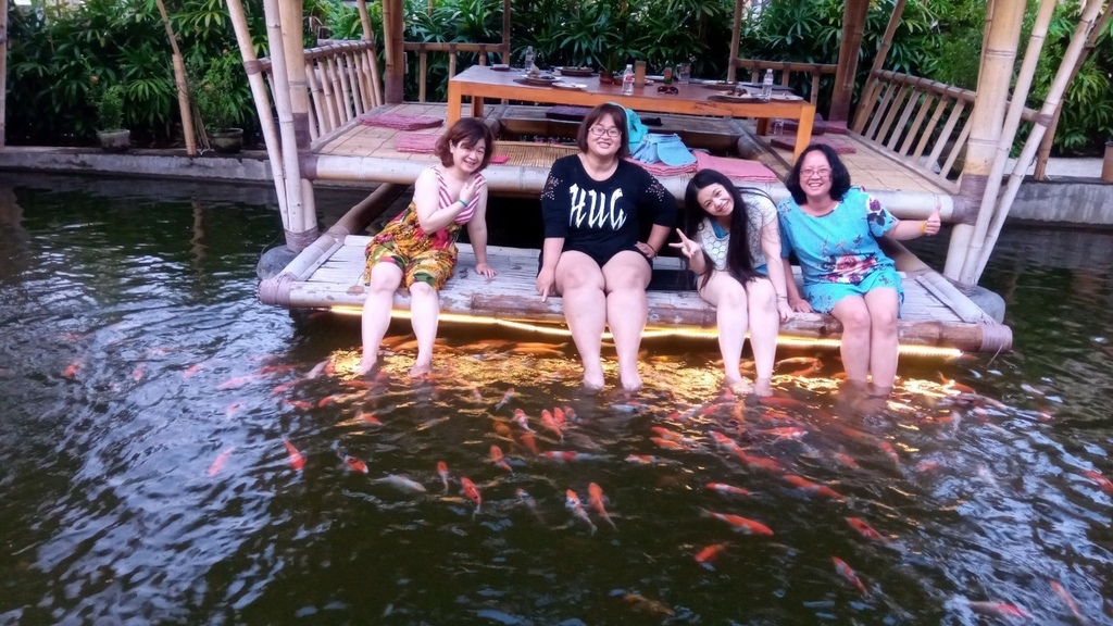 吃飽喝足後的show time: 餵魚秀(換魚兒飽餐一頓) 。