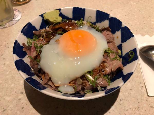 [食記] 台南 毛丼 鮮嫩多汁的溫泉蛋舒肥牛排丼