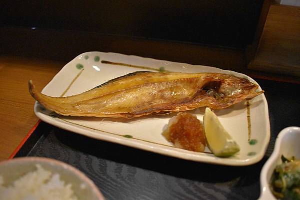 高雄食記 春夏冬日本家庭料理あきない 青年一路上 低調系的日本料理 平日中午限定 不錯吃的烤魚一夜干定食 只要280元 壽司羊的美食旅行