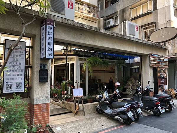 [食記] Cubby Cafe Bar 穀比咖啡x餐酒 中規中矩