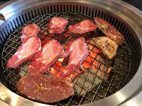 [食記] 秘町 燒肉吃到飽霸主 哈根達斯無限量 