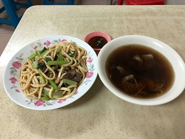 [食記] 廟口羊肉店 湯汁系羊肉炒麵 清淡的排骨湯