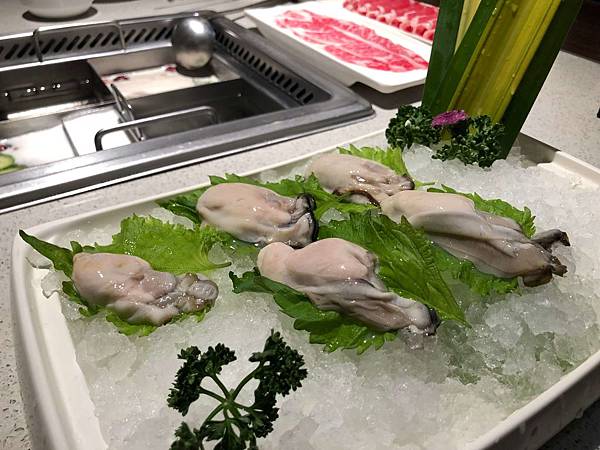 [食記] 高雄 漢神巨蛋 海底撈火鍋 生蠔意外的好吃