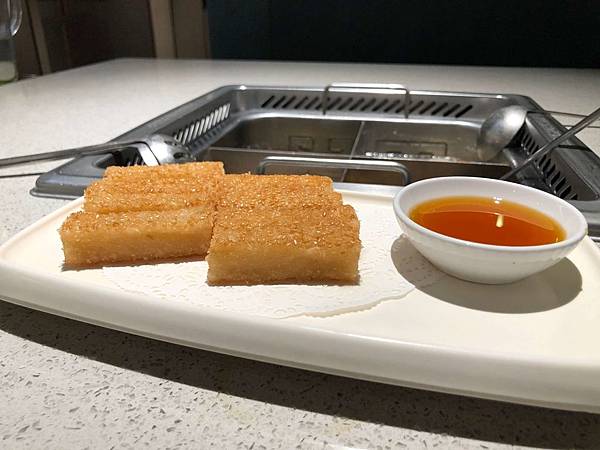 高雄美食 海底撈火鍋haidilaotaiwan 讓人驚豔的生蠔 必點紅糖糍粑 好吃的豬肚雞鍋 不錯吃但是偏貴的無骨牛小排 附菜單 高雄美食 海底撈火鍋haidilaotaiwan 讓人驚豔的生蠔 必點紅糖糍粑 好吃的豬肚雞鍋 不錯吃但是偏貴的無骨牛小排 附菜單