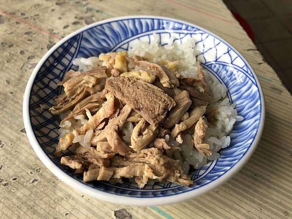 [食記] 七賢老牌鴨肉飯 口味偏甜 人氣排隊老店