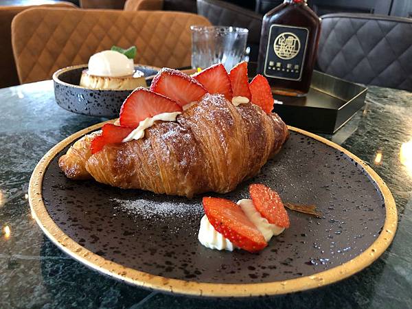 [食記] 新濱・駅前 偏貴的觀光拍照系咖啡館
