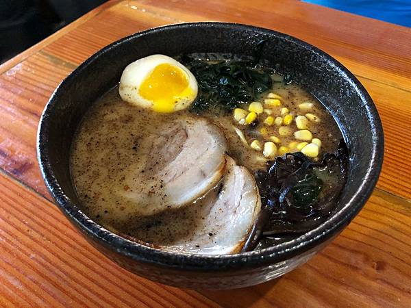 [食記] 赤湘南 貨櫃屋裏頭的日式拉麵店 黑蒜豚骨