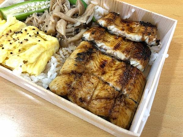 [食記] 驚鮨 價格不貴 但細節相對隨便的鰻魚飯