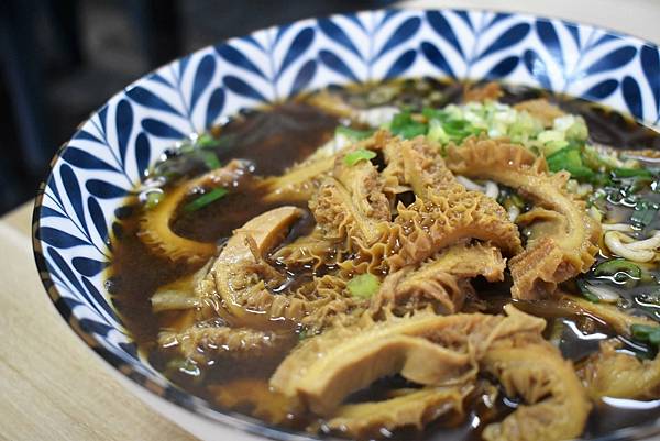 [廣宣] 台南 享糊牛肉麵 牛肉超大塊 泡菜好好吃