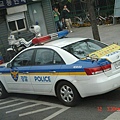 警車也停黃線耶.JPG