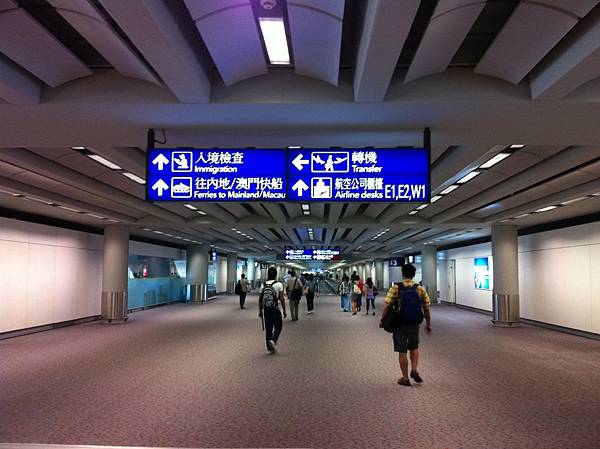 到香港機場囉