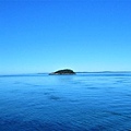 從橋下步道往外海眺望，佇立在水道中央的島稱為奇詭島(Deception Island)。
