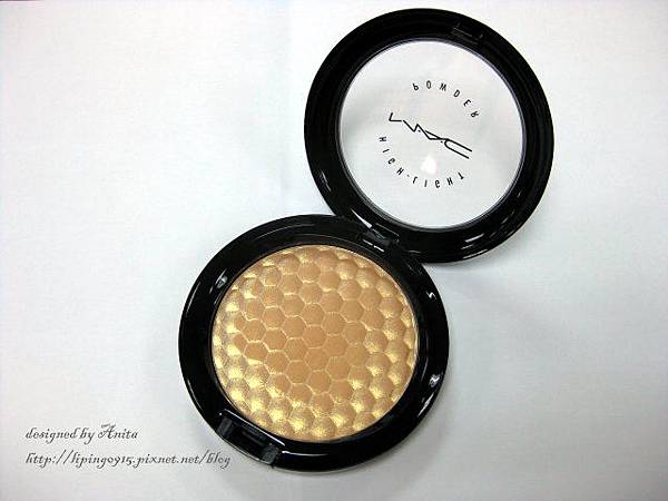 覆著金粉的蜂巢狀粉餅很誘人