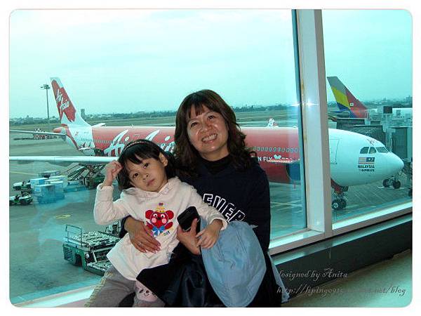 右後方那架才是