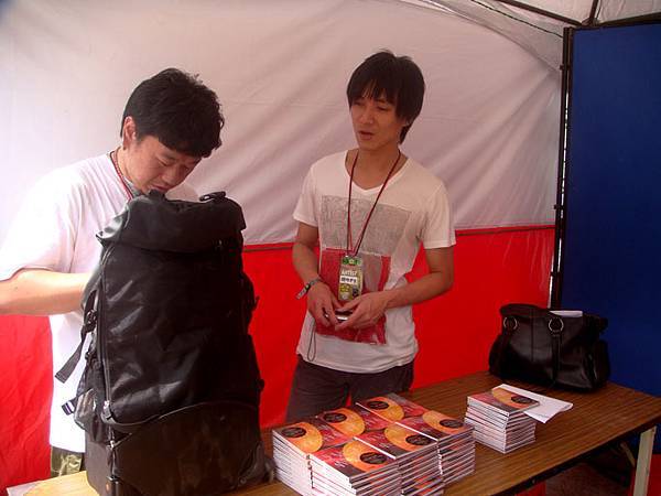 Eric and 阿貴 counting CDs.jpg