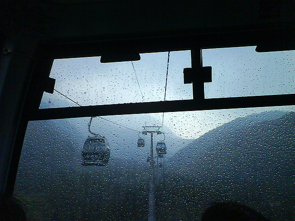 纜車外的雨景.JPG