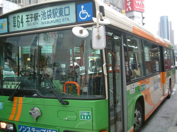 淺草寺大街上的公車