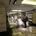 harrods鞋層走廊.jpg