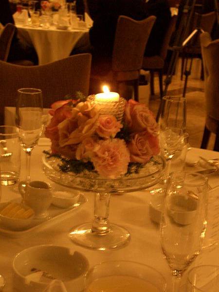 桌上的花是真的