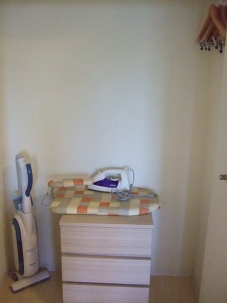 衣櫥還有吸塵器跟熨斗!