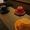 09_吧台的咖啡杯有四個顏色