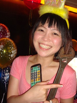 認真與遙控器.jpg