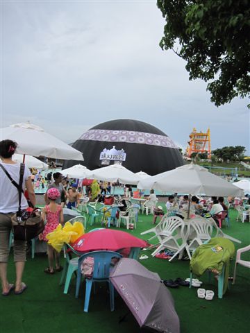 那個黑黑圓圓是「迷幻霧宮」，一進去就會濕身到一個境界