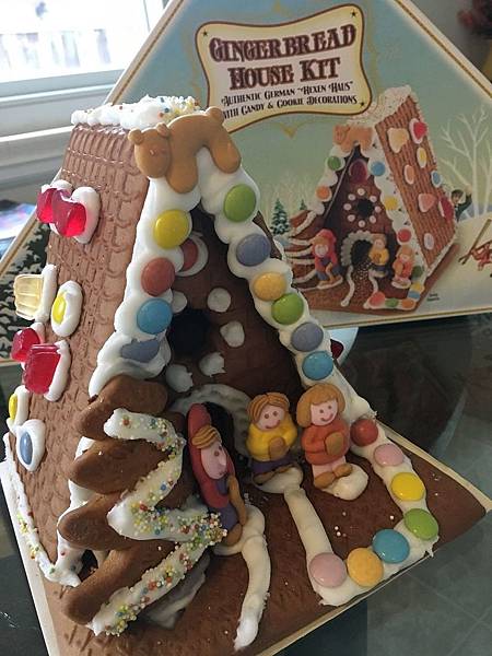 Making Gingerbread House (13).jpg