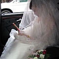 坐在車上的新娘