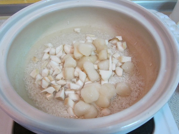 [料理] 香椿魴魚干貝煲仔飯6