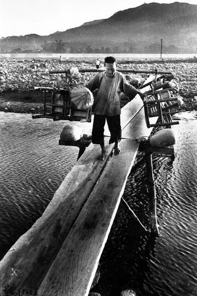 1964老婦挑椅子過木板橋竹東.jpg