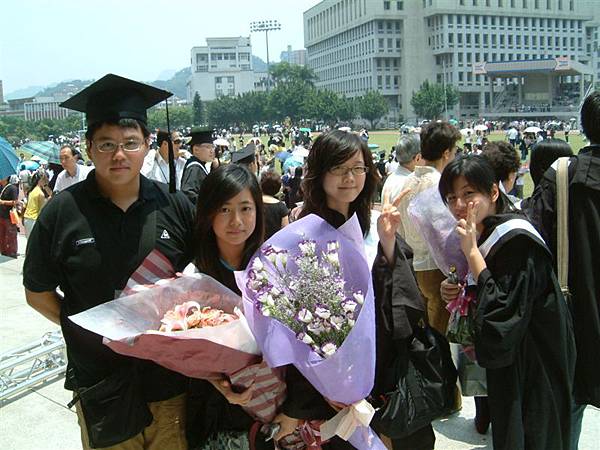 4個畢業生
