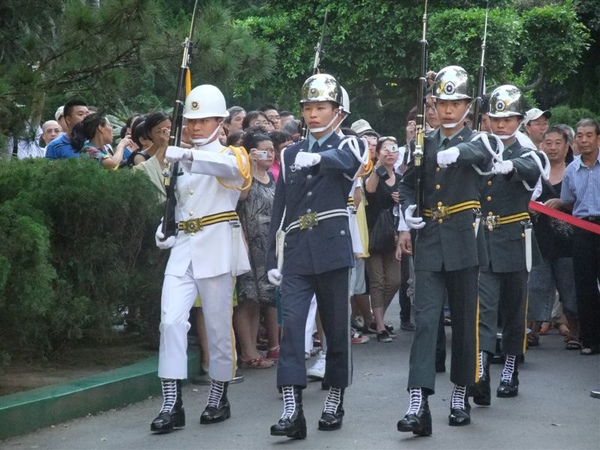 三軍儀隊一出現,氣氛頓時莊嚴