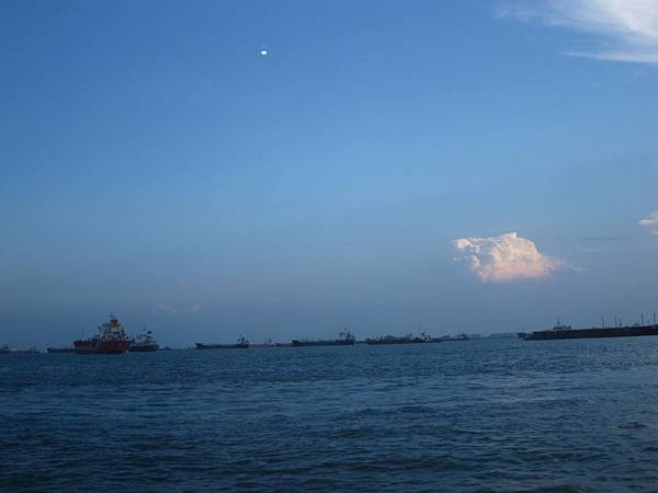 夕陽中的平靜海面 ,大小船隻羅列,可見新加坡的港務商務繁忙.