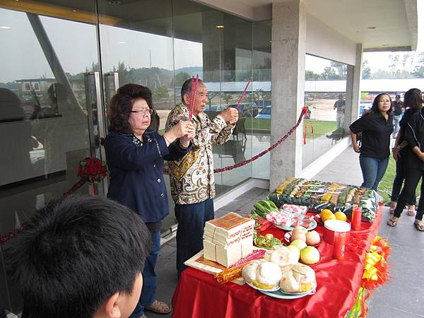 阿公阿嬤先舉香祝禱,祈求天公庇佑,子孫康健,駿業長發.