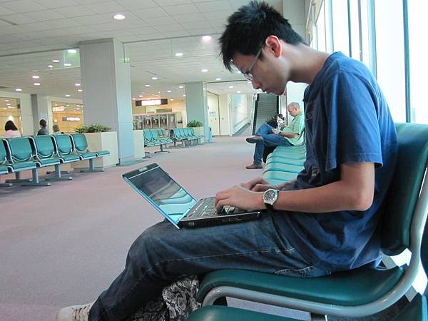 在東京成田機場,小多繼續玩電腦.