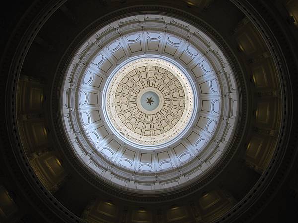 來到德克薩斯共和國1860年以前的首都政府所在地,奧斯汀現在州議會辦公處,最顯眼的是大廈屋頂中央的圓形雕飾圖案.