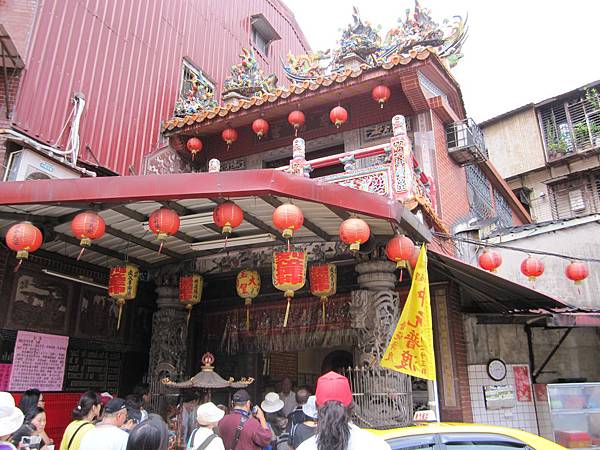 草店尾慈福宮是松山最早的土地公廟,建於1690年,香火鼎盛 .