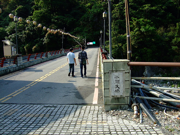 這兒步行、健走、登山、泡湯，很悠閒舒適。