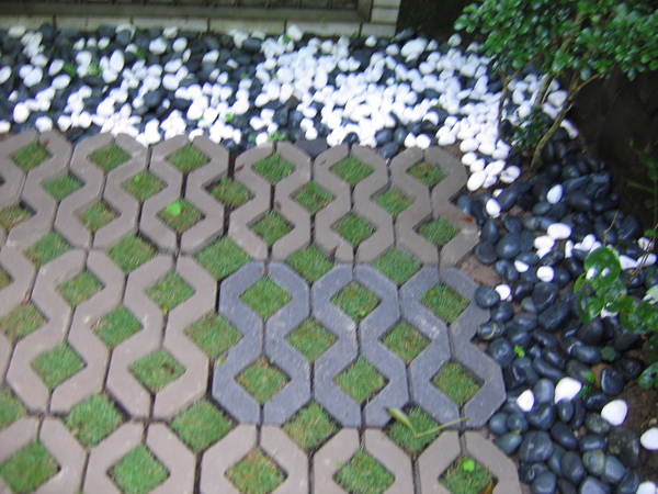 看花圃四周黑石白石圍繞著空心磚，規則中又有變化，兩處888代表發發發啊。