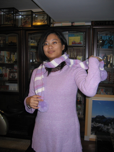 這新衣服是跟日本阿姨買的，大寶也有另一件深紫色，不規則剪裁線衫。