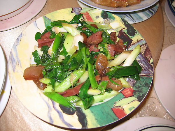 蒜苗炒臘肉，這是我家爸比指名的年菜，湖南臘肉同學自製的，宜蘭蒜洗車小梁岳家種的。